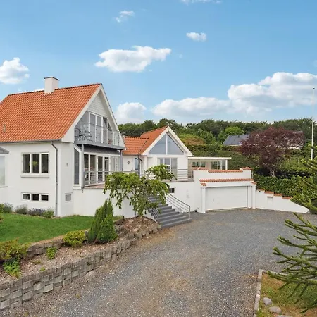 بيت للعطل 4 Bedroom In *
